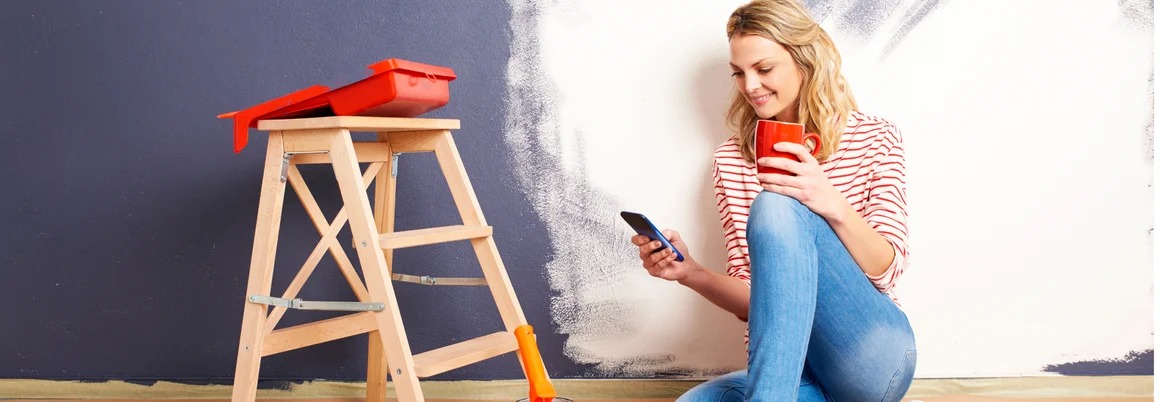 Junge Frau die Mobiltelefon in der Hand hält